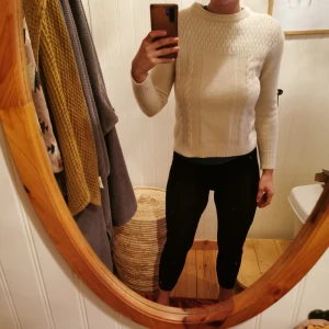 Flippa K ulltröja - Stickad ulltröja från flippa K, gjord på lammull så den sticks ej mot kroppen. Se bild 2 för liten fläck som jag inte lyckats få bort. Det står strl M men då är det en väldans liten M. 