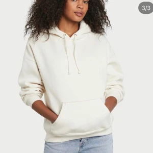 mysigt oversize hoodie - Säljer denna as sköna vita hoodien i storlek S. Säljer eftersom den ej kommer till användning längre.  Pris: 150kr  Obs: snörena har åkt ur ur luvan 🤍