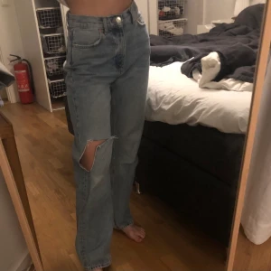 Jeans zara - Raka jeans med hål på knät från zara. Supersnygga men för stora för mig som vanligtvis e en 34 (dessa e i storlek 36). Frakt står köparen för!