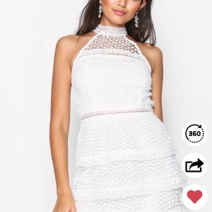 Vit klänning från Ax Paris - En jättefin vit klänning med en liten krage i storlek 36, som sitter som en smäck! Den passar till alla möjliga tillfällen, till exempel finare tillställningar mm. Denna är använd endast en gång när jag gick ut 9:an, alltså är den i superbra skick! Älskar den här klänningen, modellen, mönstret, kvalitén, ALLT! Men får tyvärr inte på mig den längre ): så min älskling behöver en ny ägare.  Köpt för 479kr men säljer för 300kr. Möts upp i Gävle eller så tillkommer fraktkostnad. 