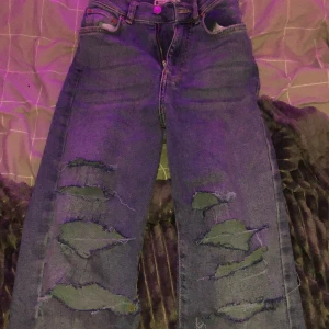 straight ripped jeans - Säljer denna straight ripped jeans! Dom kostade 500kr men säljer för 200kr! ❤️
