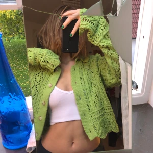 Grön kofta - Säljer denna skitsnygga, trendiga mycket eftertraktade koftan från Zara då den tyvär inte kommer till användning:( Använd 3 gånger Max så den är som ny🥰 BUDGIVNING I KOMMENTARERNA! Avslutas måndag kl 18 🥰 LEDANDE BUD: 280