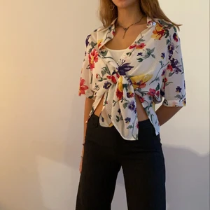 Kortärmad, blommig Skjorta strl 36 - Jättefin tunn skjorta med blommönster. Jättesnygg till sommarn och som en fin compliment till en outfit. Går att styla på så många sett! Köpt second hand. Oversized