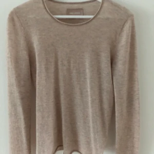 Zadig Voltaire Cashmere  - Nästan helt oanvänd i materialet cashmere, väldigt skön att ha på sig och är i färgen ”poudre”. Storlek S passa både xs och M. Stjärnor bak på tröjan som visas på bilden, sitter vid armbågarna.  Nypris är 3000kr 