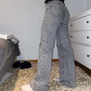 Gråa vida jeans med slitningar från Bershka storlek xs/34. Köpta för en månad sedan, använda två gånger. Säljer pga fel storlek. Startbud 100kr. Kan mötas upp i Stockholm/Södertälje, annars står köparen för frakt - spårbart paket 