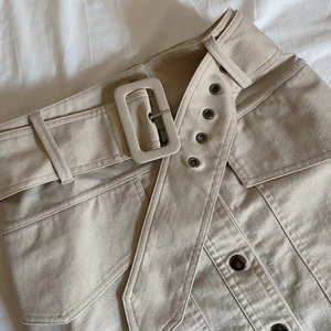 Kjol🌸🌸 - En beige kjol från h&m, så fin men tyvärr kommer den inte till användning. I väldigt bra skick💕💕💫