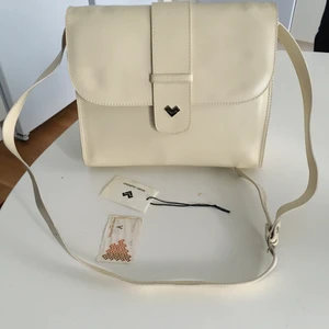 Mario valentino handväska  - Mario valentino handväska i benvit färg. Mått: 27cmx 24cm x10. I ny skick 