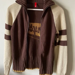 Tjocktröja med dragkedja - Snygg och skön tjocktröja. Aldrig använd. Storlek M, men en liten M skulle jag nog säga. 