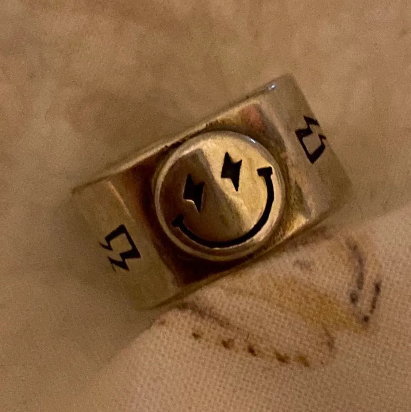 Säljer denna smiley ring som jag köpte för ett tag sedan, den gula färgen på smileyn har börjat gå bort så det är lite gråare där. Kan skicka bilder. Har bara 1!. Accessoarer.