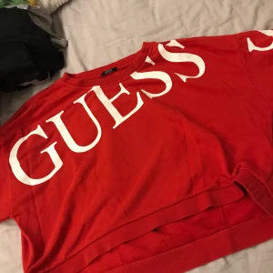 Guess sweatshirt  - It’s quite short and loose, it’s size M but will look good on S or L as well as it’s a bit oversize. Looks very nice with shorts 