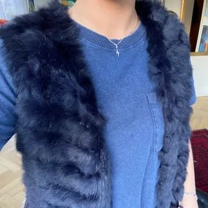 Pälsväst  - Så snygg marinblå pälsväst, äkta päls! Julklapp som aldrig kommit till användning:/ alltså helt ny!💕