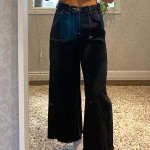 Svarta jeans med kontrasterade sömmar - Jag är 163 cm lång.