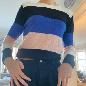 Flerfärgad tröja - Så mysig och najs tröja!! Köpt i USA från Forever21. Storlek 13/14 i barn men passar lätt en xs-m❤️❤️