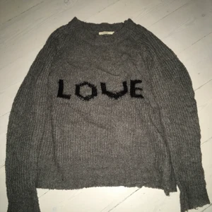 Grå tröja med text - En grå tröja med text. Storlek M. Tar emot rimliga bud