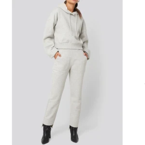 Nakd sweatpants - Skitsnygga mjukisar från NAKD, skitsnyggt nere i benen när de är lite kortare på framsidan. Strl S och sitter lite pösigt på mig 💫💛 frakt tillkommer! nypris 399, säljer för 150kr 💫 (skriv för fler bilder!!)