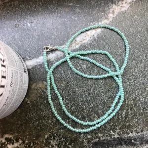 Ljusgröna matchande armband och halsband - 2 egengjorda smycken, ett armband och ett halsband, i en så fin ljusgrön färg 🍃Armband: 25kr Halsband: 40 kr🍃 12kr frakt tillkommer💚