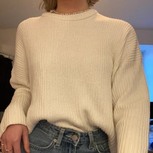 stickad tröja - En vit stickad tröja från Monki i perfekt skick! Har en slits på sidorna (bild 2)! Frakt INGÅR i priset❤️