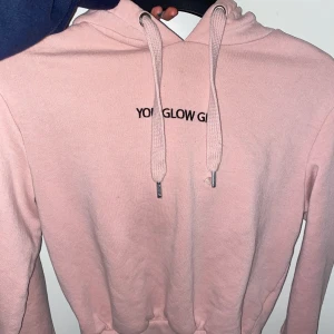 Rosa hoodie - Rosa hoodie med texten ”you glow girl”. Den har en luva och gosigt material, tyvärr kommer den inte till användning längre