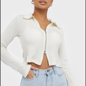 Vit topp - Vit topp med blixtlås från nelly i stl. L men passar s/m fraktpris 50kr