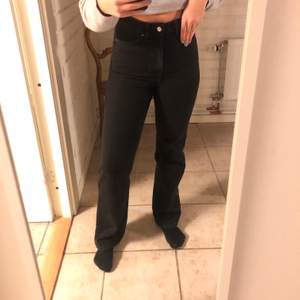 Svarta/mörkgråa jeans från Weekday i modellen Row strl: 27/32 (jag är 172cm)                                                                 Köparen står för frakten 💗