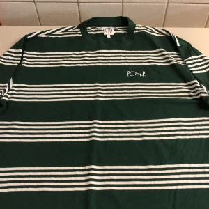 Långärmad Grön Polar Tröja - Långärmad Grön Polar tröja med vita ränder. Storlek L passar även M. 