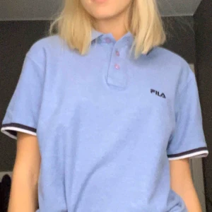  - Super snygg vintage fila piké köpt på humana i Sthlm. Knappt använd av mig och är i väldigt bra skick! Säljer då jag har för många pikétröjor själv hehe;)