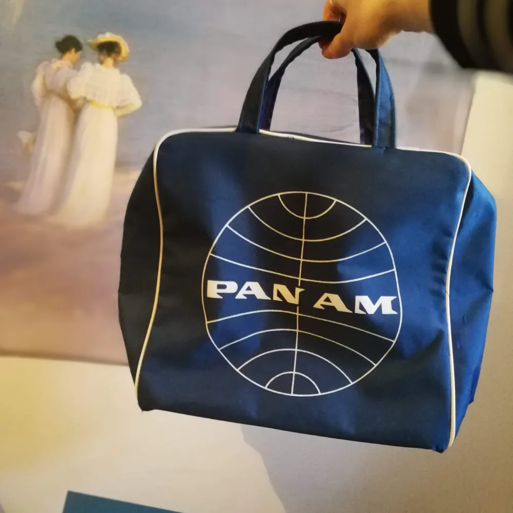 Vintage Pan am flygplansväska, väl använd men har mycket kvar att ge!  Frakten blir 54kr . Väskor.