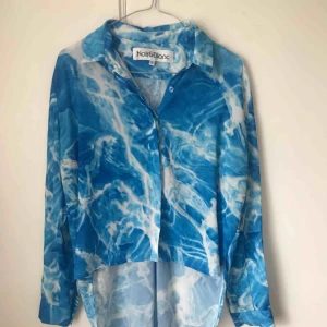  - Blus i batikliknande mönster. Så fin nu till våren å sommaren 🥰 Använd ett fåtal ggr så i perfekt skick! Frakt tillkommer om den ska skickas 🕊