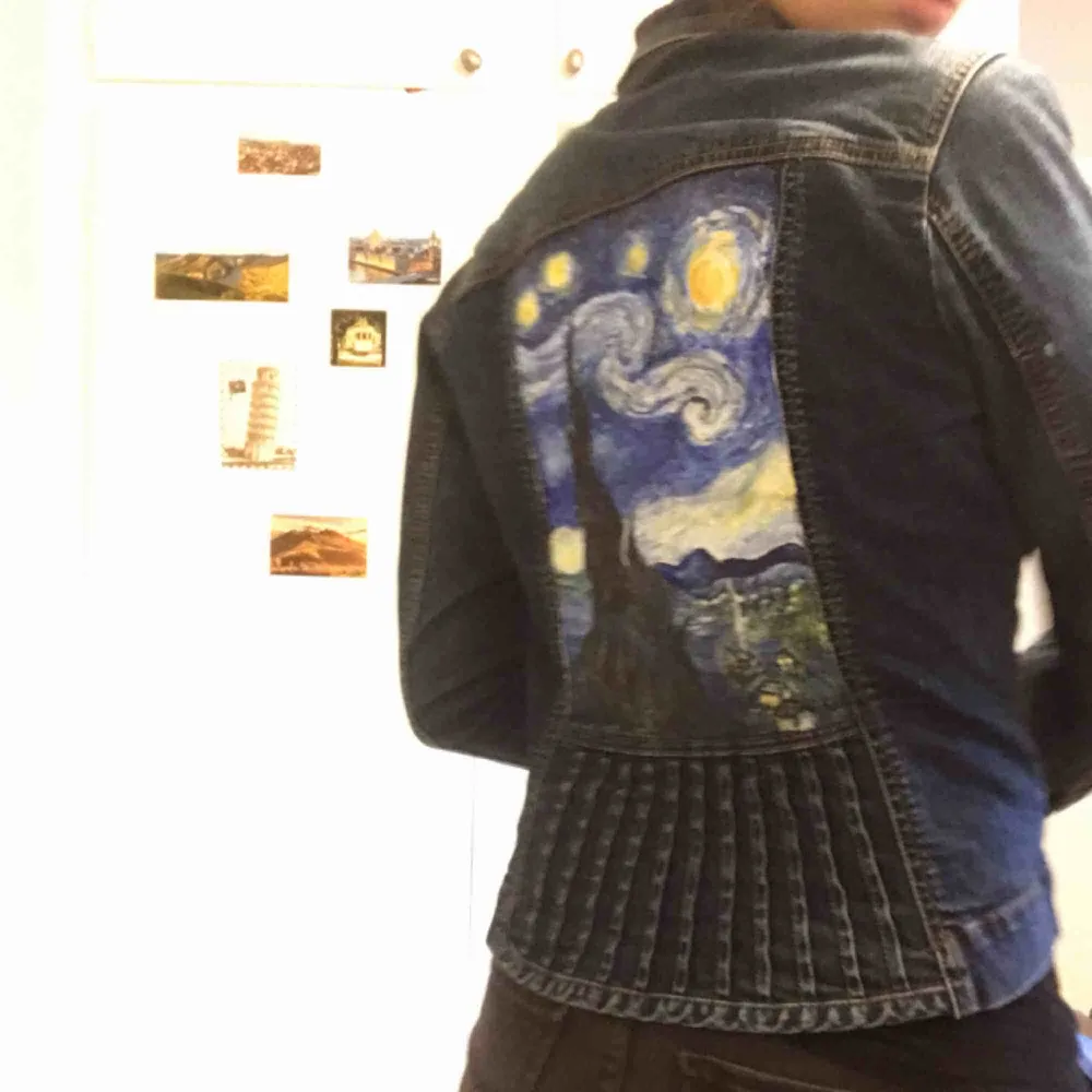 Jeans jacka från Pret ( ny pris ca 700kr) Handmålad starry night på ryggen  Den är målad med akrylfärg vilket gör att den kommer flagna lite med tvätt, men som tur behöver man ju inte tvätta jackor så 🙂. Jackor.