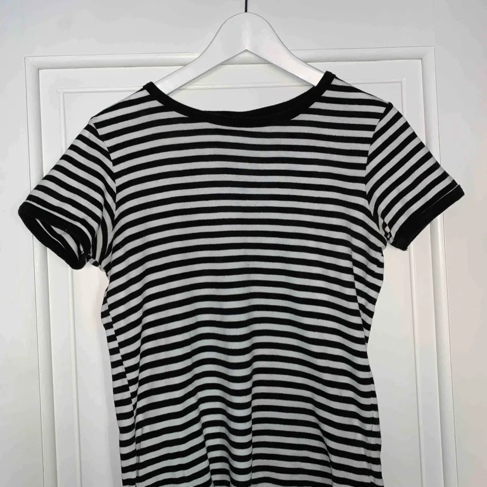 Enkel svart- och vit-randig T-shirt från BikBok!!. T-shirts.