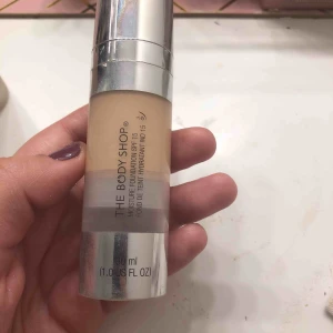  - The Body Shop Moisture foundation. Passar bäst för torr till kombinations hud. Ca hälften kvar. frakt på 9kr tillkommer