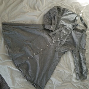  - Jättefin A-linjeformad klänning med 3/4 ärm, perfekt till vår/sommar. Skulle behöva en REJÄL strykning men annars i utmärkt skick! Längd 74cm Arm 40cm