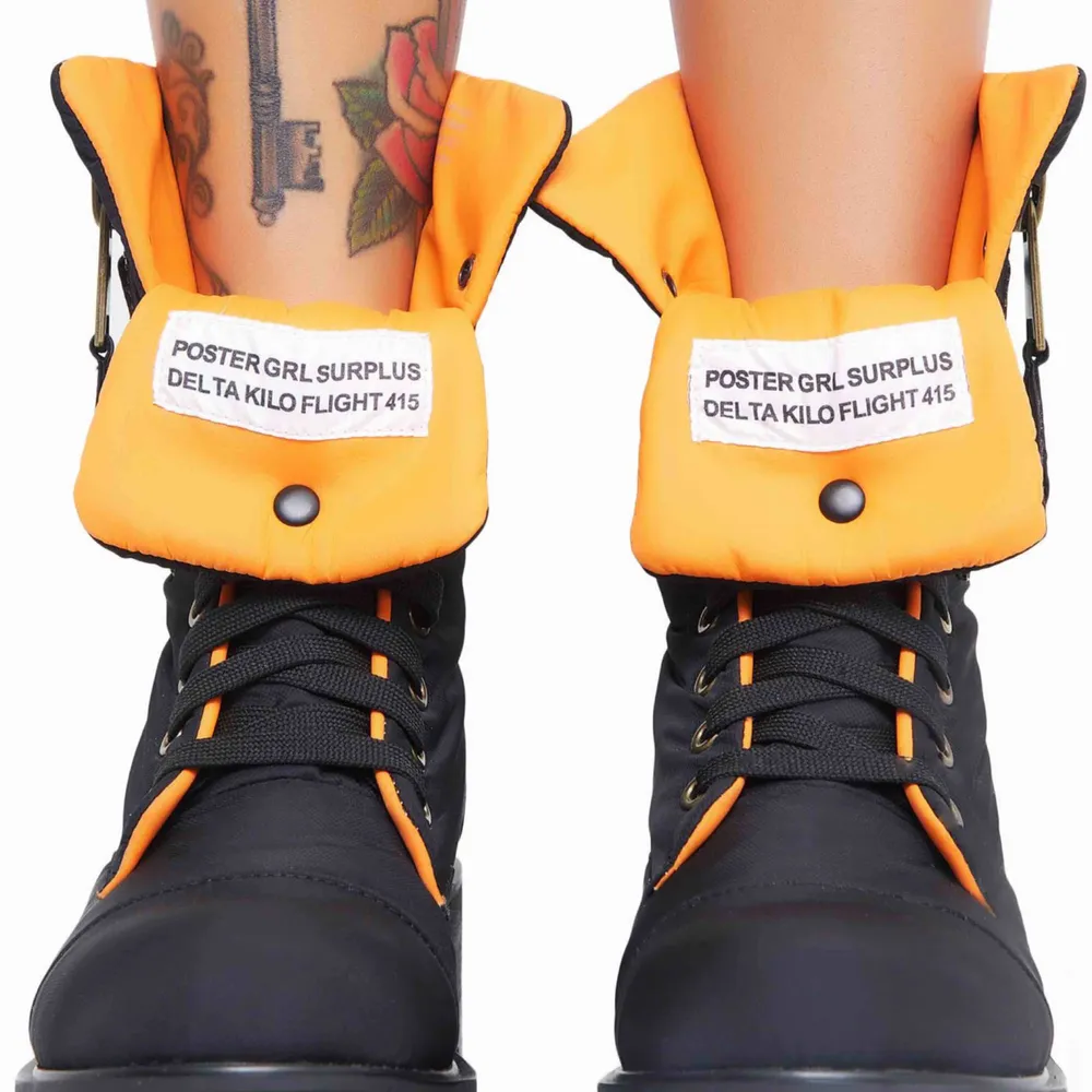 Poster Grl Combat Flight Boots. These sikk combat boots have an orange lining, zipper closure in the back, and snap button on the tongue so you can fold ‘em down   Skor från DOLLSKILL.com men fick fel skor och fick behålla skorna. Helt nya i kartong . Skor.