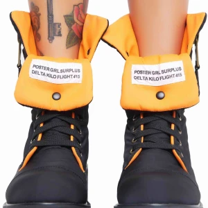  - Poster Grl Combat Flight Boots. These sikk combat boots have an orange lining, zipper closure in the back, and snap button on the tongue so you can fold ‘em down   Skor från DOLLSKILL.com men fick fel skor och fick behålla skorna. Helt nya i kartong 