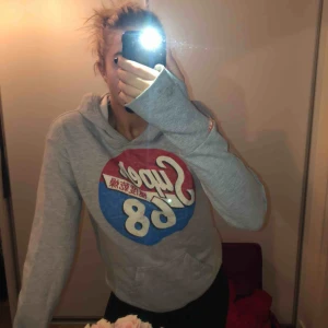  - Säljer small retro superdry hoodie pga av att den används inte längre. Super bekväm grå tröja, skön att träna i samt att gå runt i :)