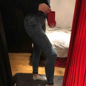 Jättesköna jeans med coola detaljer nedtill! Frakten kostar 59kr men kan även mötas upp i Uppsala C