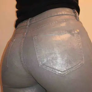 Silvriga stretchiga jeans från Mango i storlek 34! Köpare står för frakt✨ 