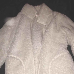  - Vit fluffig kofta  Storlek 146/152 men skulle säga mer en xs Frakt tillkommer DEN ÄR HELVIT (SER KONSTIGT UT PÅ BILDEN)