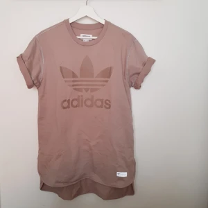  - Längre tisha från Adidas. Något längre baktill. Ljusbeige/nude 