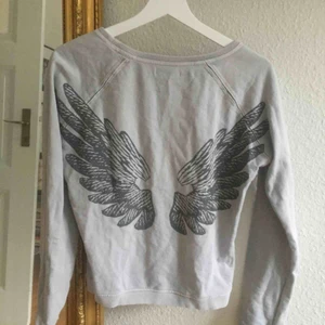  - Tröja från Hunkydory med fint tryck på ryggen🌟