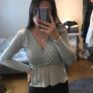  - Grå omlott blus från BikBok  Använd ett par gånger 