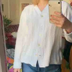  - Jättesnygg vintage vit kofta!! Märkt 44 men skulle säga att den passar som en 40. 