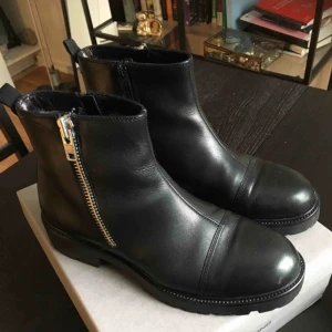  - Fodrade ankelboots från Vagabond i äkta skinn. Köptes för 1200 kr och hann använda dom ca 5 ggr innan jag insåg att de var för stora. Superfint skick! Impregnerade och insmorda. Passar nog någon med 40,5. Möts upp i Uppsala eller Stockholm ✨