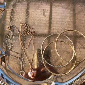  - Lite fina smycken🌸✨ 30kr för halsbanden, 15kr för armbanden, 10kr för hårbandet och 50kr för alltihop ;)