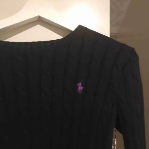  - Ralph Lauren stickad tröja i XS. Skulle gissa på att jag använt tröjan 2ggr. Ser helt ny ut.  Denna är tjockare modellen på Ralph Laurens stickade tröjor och därmed har väldigt hög kvalité.