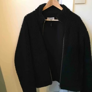  - Teddy jacka från weekday 2018.. använd ett fåtal ggr.. tom en bit av tagen kvar