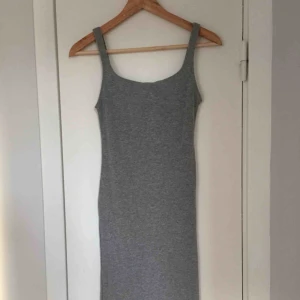  - Grå tajt klänning med slits där bak från Bershka. Går ner till knäna på mig (170cm lång). Köparen står för frakten