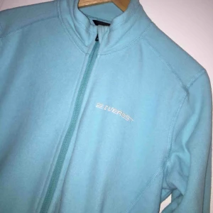  - Fleecetröja från Everest. Köparen står för frakten