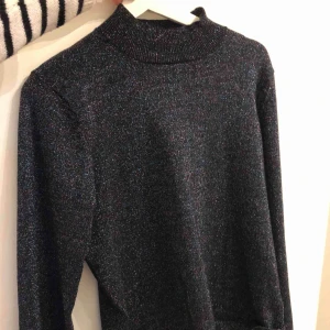  - Sparsamt använd halvpolo, glittrig och lite tunt stickad