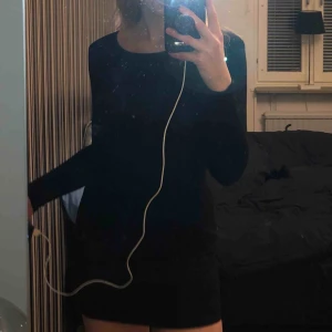  - Snygg svart tight klänning med öppen rygg. Endast använd 1 gång